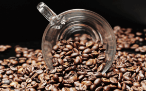 Experiencia de degustación de café de especialidad en entorno elegante