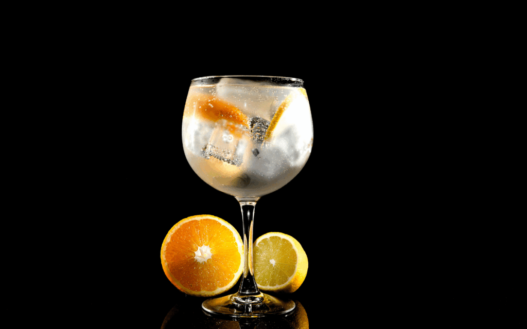 Grupo corporativo participando en una cata de ginebra en Barcelona
