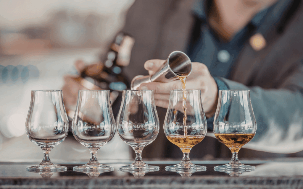 Copas de ginebra premium preparadas para degustación